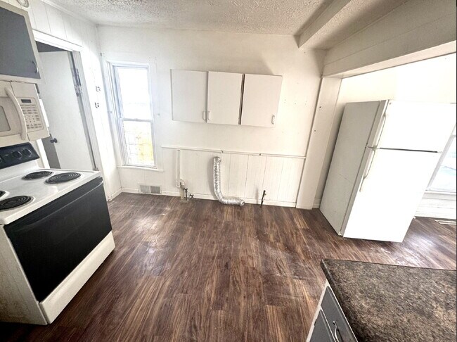 Foto del edificio - Affordable 3-bedroom, 1.5-bath, 2-story home!