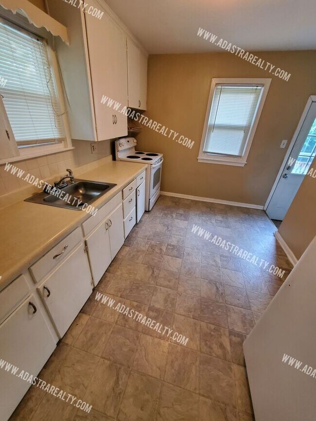 Foto del edificio - 2 Bedroom Waldo Charmer!!-Available NOW!!