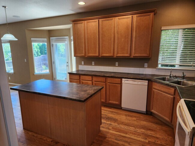 Building Photo - Unique 4-bedroom home located near Golf Co...