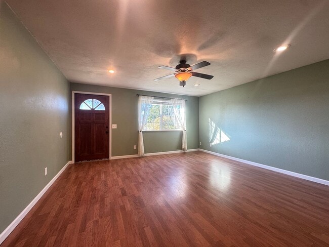 Building Photo - Great YARD! Charming 3 Bedroom / 2 Bath Home with a garage and McKinleyville