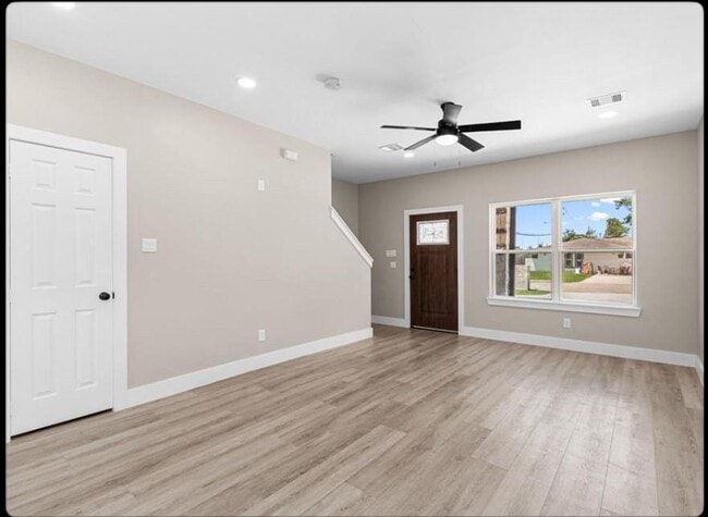 Building Photo - 102 Schade Ln