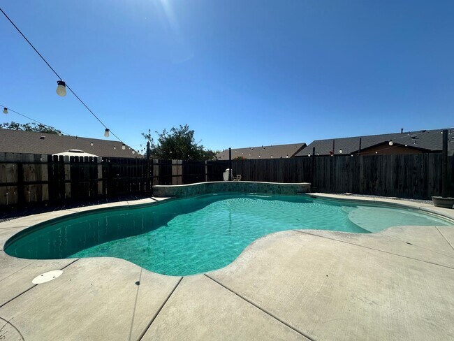Building Photo - Hanford home w/pool coming soon!
