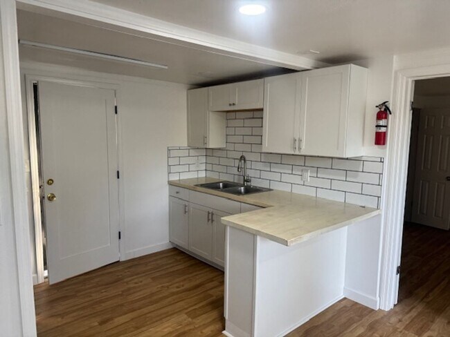 Foto del edificio - Recently Renovated 1/1 Cozy cottage with water included**