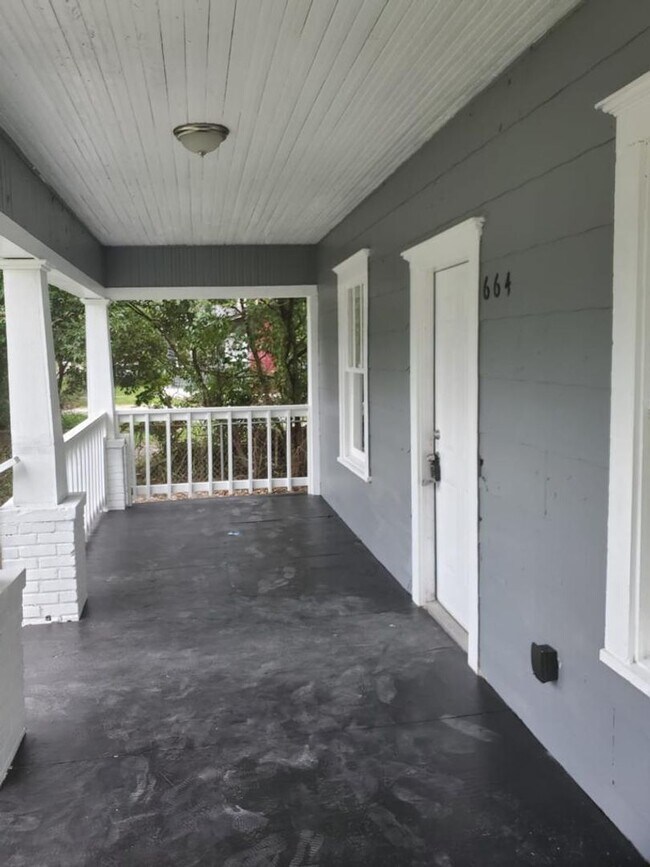 Building Photo - Fully Renovated 3/2 Single Family Ready for Move In!
