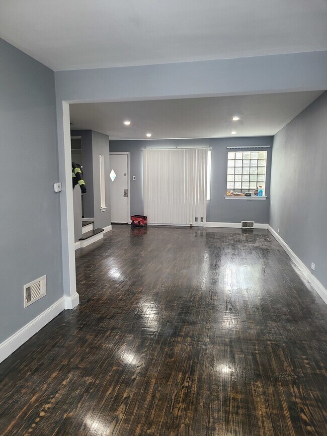 Building Photo - 5849 N Spaulding Ave