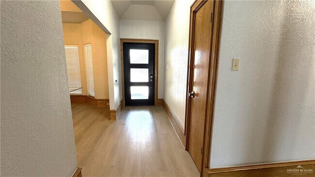 Foto del edificio - 2409 Swallow Ave W