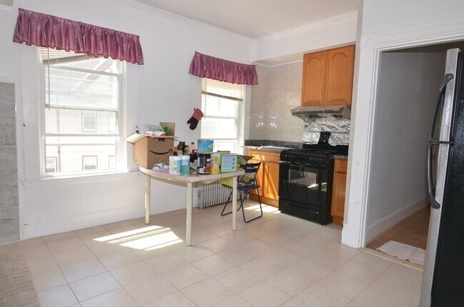 Building Photo - 27 Beltran St