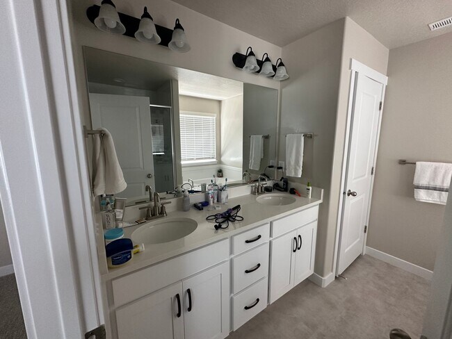 Foto del edificio - 4035 W Harper Ln