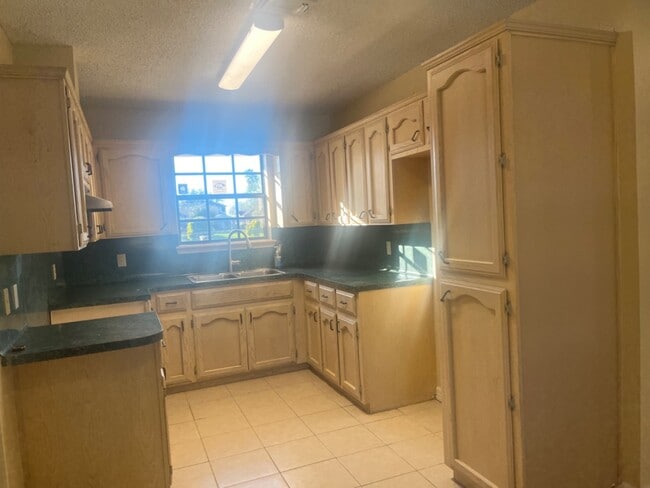 Building Photo - 3020 Floresta St