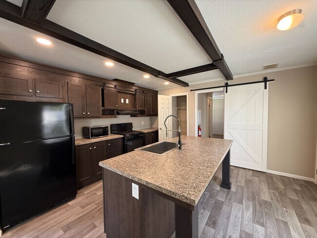 Foto del edificio - 12400 Creekview Ave