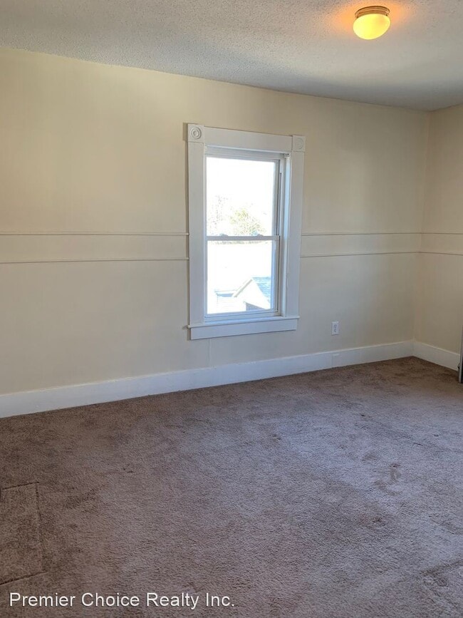 163 Main St, Somers, CT 06071 Room for Rent in Somers, CT