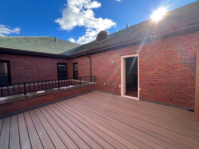 Building Photo - 160 Seabury St