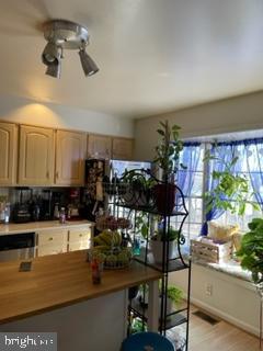 Foto del edificio - 6363 Tisbury Dr