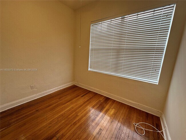 Foto del edificio - 2328 SW 17th St