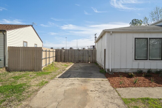 Foto del edificio - 2129 S 103rd E Ave
