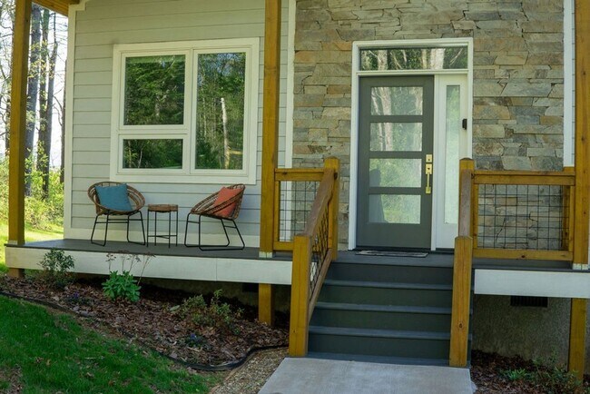 Building Photo - Modern Charm in the Country - Available Un...