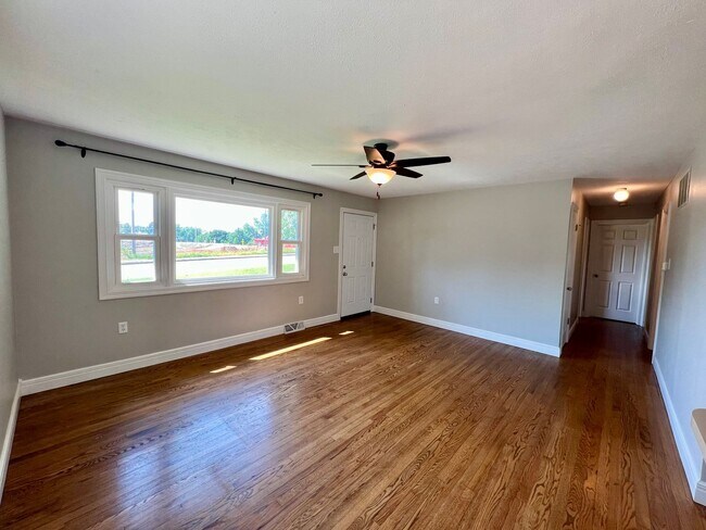 Building Photo - Charming 3 Bed 1 Bath Single Family Home