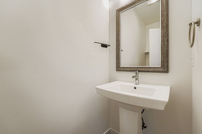 Foto del edificio - Modern 2-Bed, 2-Bath Townhome with Air-Conditioning in Rainier Beach