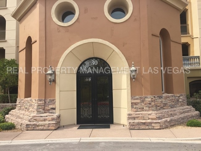 Foto del edificio - STUNNING FURNISHED LAKE LAS VEGAS CONDO!