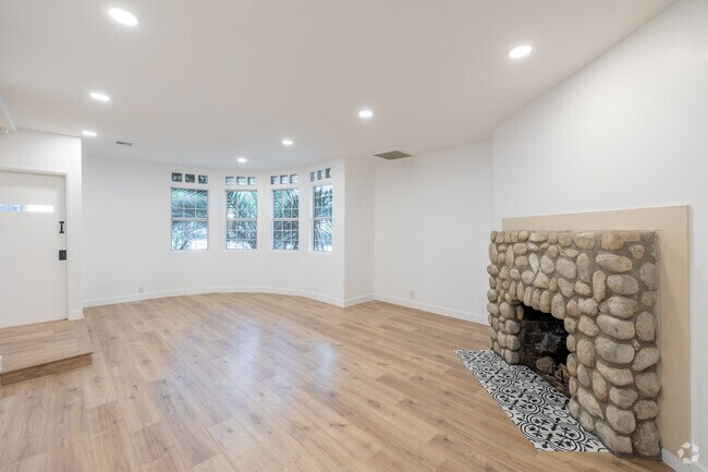 3 habitaciones, 2 baños - 1600 pies cuadrados - Sala de estar - 4437-4439 Vista Del Monte Ave