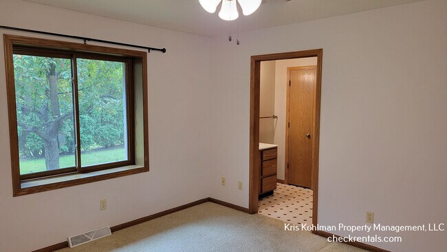 Foto del edificio - 915 Lone Tree Ln