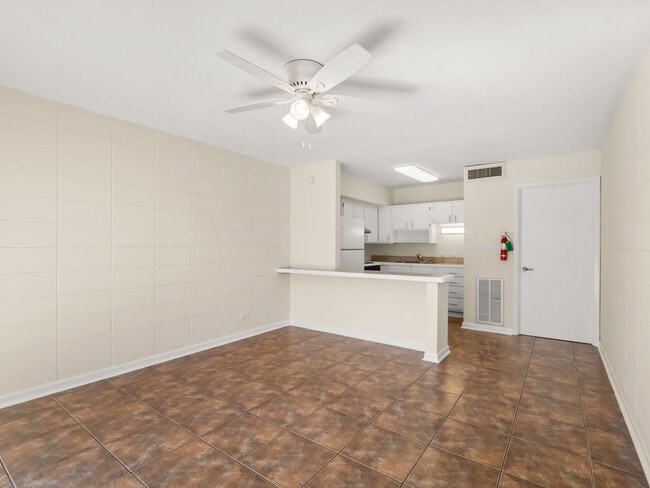 Building Photo - 710 Iris St