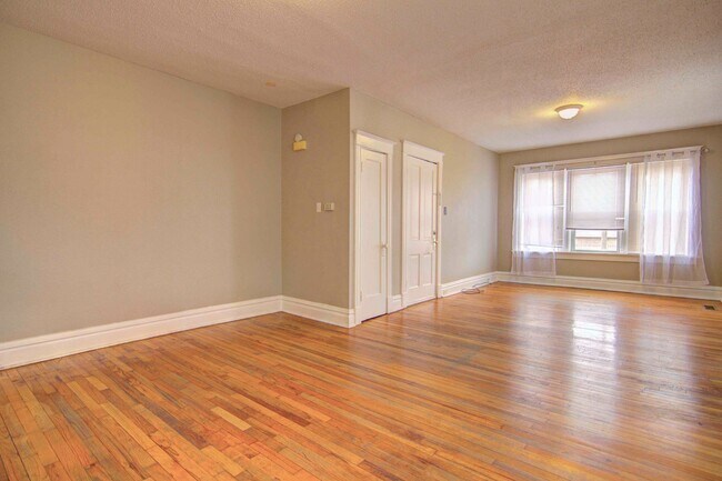 Foto del edificio - Large charming 3 bedroom 2 bath with overs...