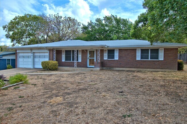 Building Photo - Charming 3 Bed 2 Bath 2 Car Garage in Tree Shaded North Oaks