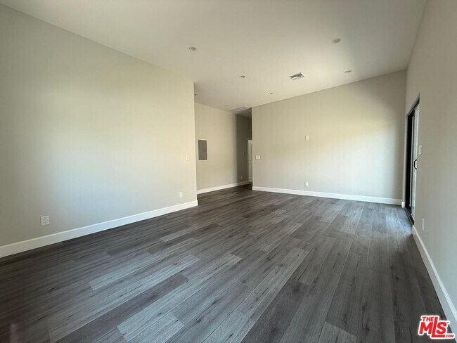 Foto del edificio - 6222 Bakman Ave