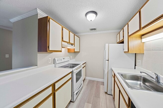 Building Photo - 15 Bower Rd