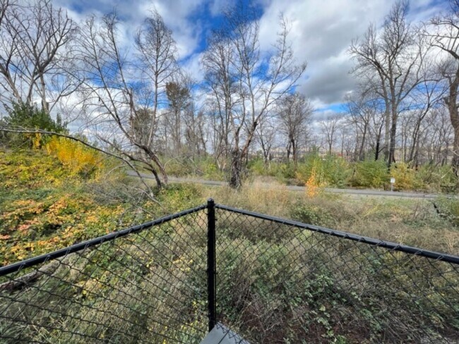Foto del edificio - 2 BEDROOM/ 2 LEVELS TOWNHOME (Down the hill in front of Taco Bell in Phoenix Oregon)