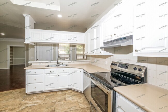 Foto del edificio - 14101 Arapaho Rd