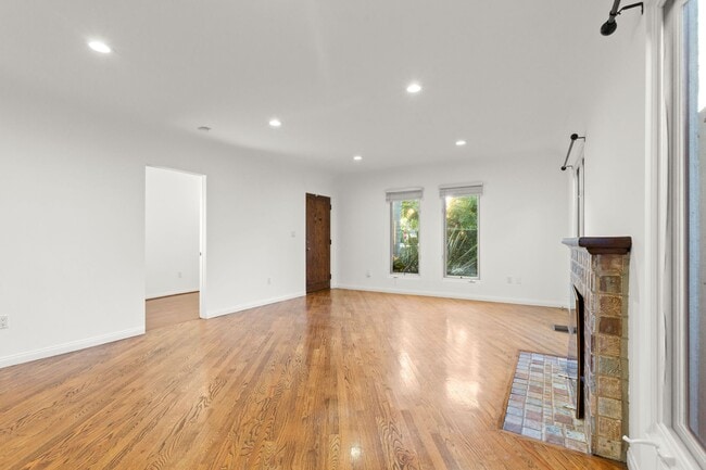 Foto del edificio - (Ellie:B) 900-902 Havenhurst Drive &amp; 8117 Willoughby Avenue