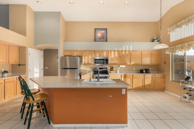 Foto del edificio - Spectacular 5 bdrm Home, OFFERS SOLAR ELECTRIC!