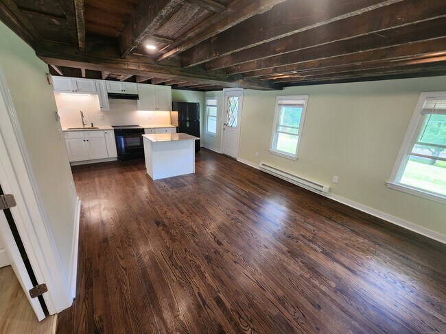 Foto del edificio - 70 Spruce Brook Rd