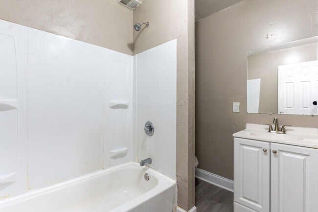 Building Photo - Updated Spacious 6 Bedroom House Available