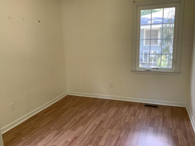 Building Photo - 16 Mayflower Ave