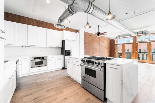 Building Photo - $2,350.00 - 1 Bed 1 Bath Condo with Centra...