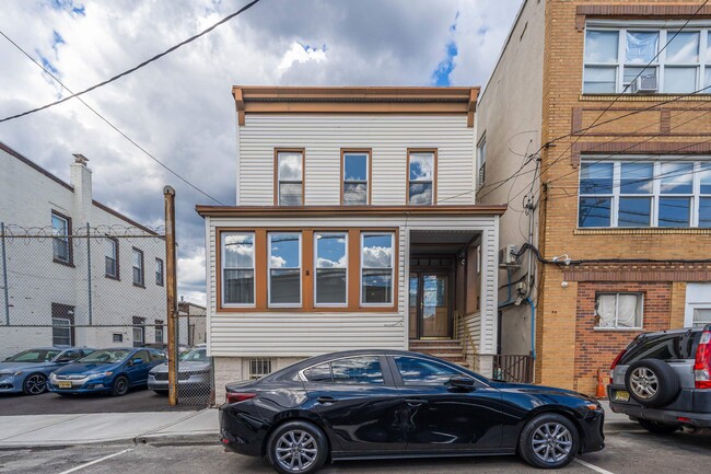 Building Photo - 600 67th St