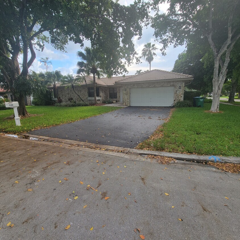 Foto del edificio - 5380 NW 64th Way