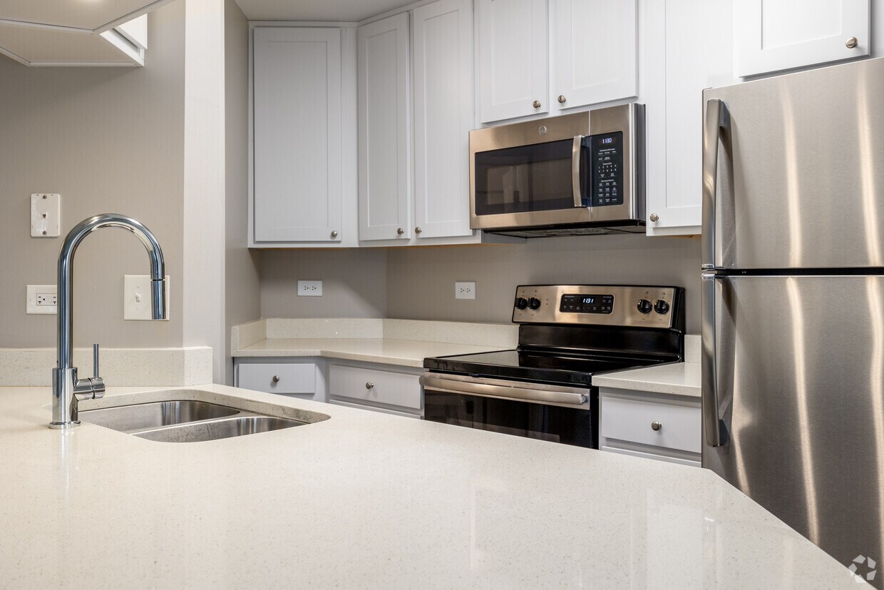 Bristol Club Apartments - 5700 S Walnut Ave Downers Grove, IL 60516 |  Apartments.com, image size:1240x827