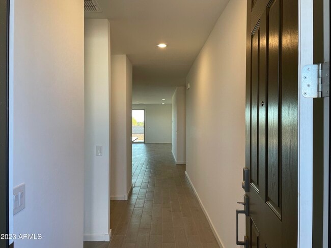 Foto del edificio - 17401 W Red Fox Rd