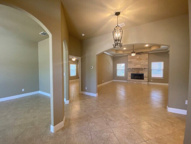Building Photo - 600 Lazy Acres Cir