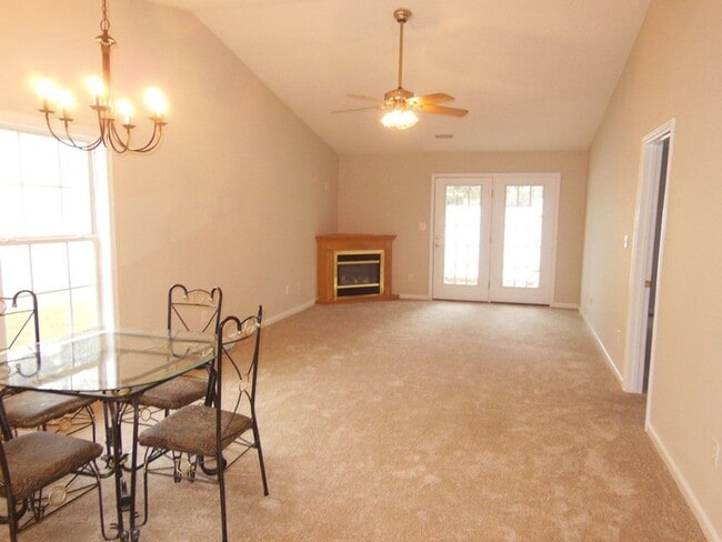 Building Photo - 2 Bedroom 2 Bath Townouse