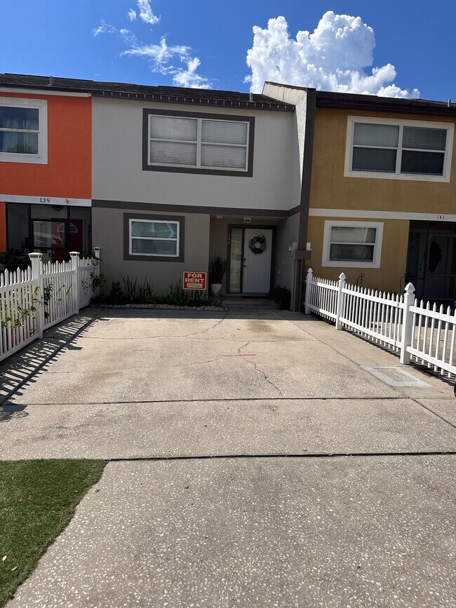 Building Photo - 2750 S Pines Dr
