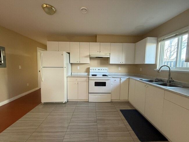 Building Photo - 175 Pembina St