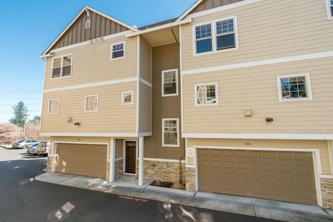 Foto del edificio - Rarely Available Spacious Townhome Style C...
