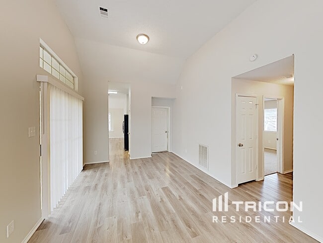 Building Photo - 805 Clover Hill Ln