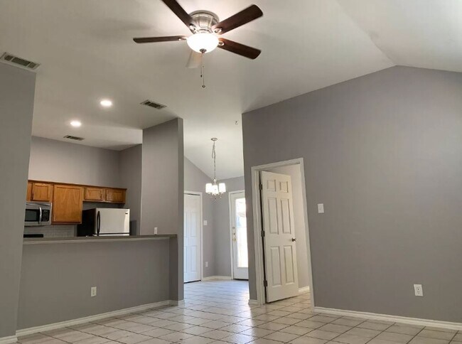 Foto del edificio - 1718 Tina Marie Rd