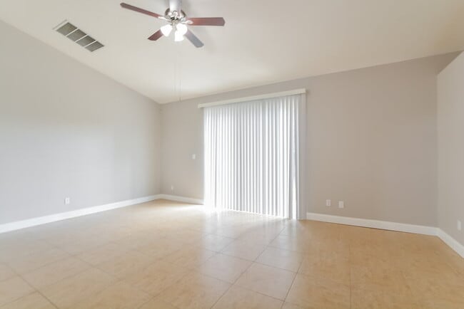 Building Photo - 717 Modena St